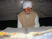 Reading the Granth Sahib